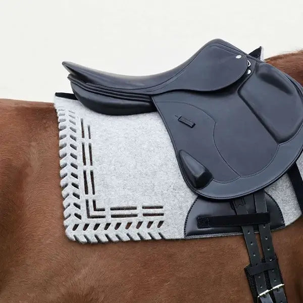 Pure virgin wool felt – The characteristics of pure virgin wool are also found in the felts of our saddle pads.
