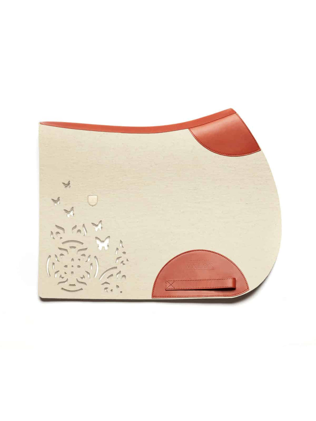 FARFALLA saddle pad natural white felt and cognac leather, built for jumping in a strapless style